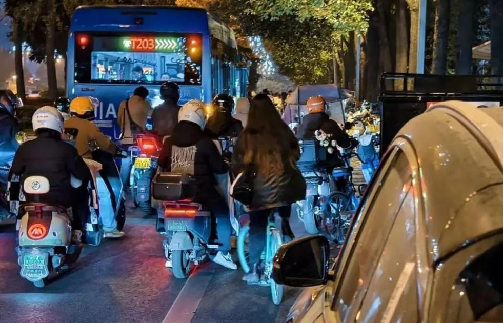 像成都“较真哥”这样的讲法公民太少太少了！