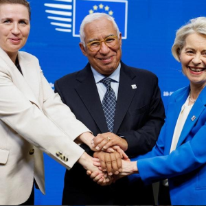 布鲁塞尔街头驶过千辆拖拉机，欧盟却想用2万亿预算拖垮俄罗斯