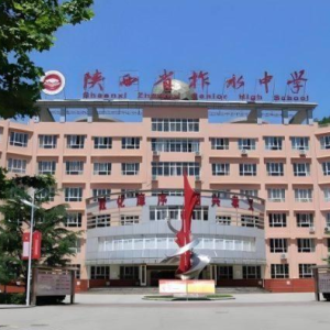 为了不让学生玩手机,学校选择不让她上学?