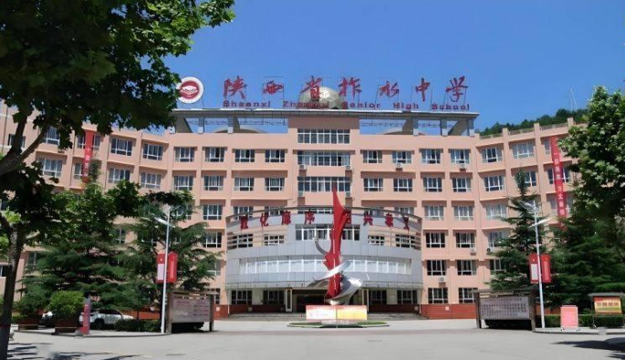 为了不让学生玩手机，学校选择不让她上学？